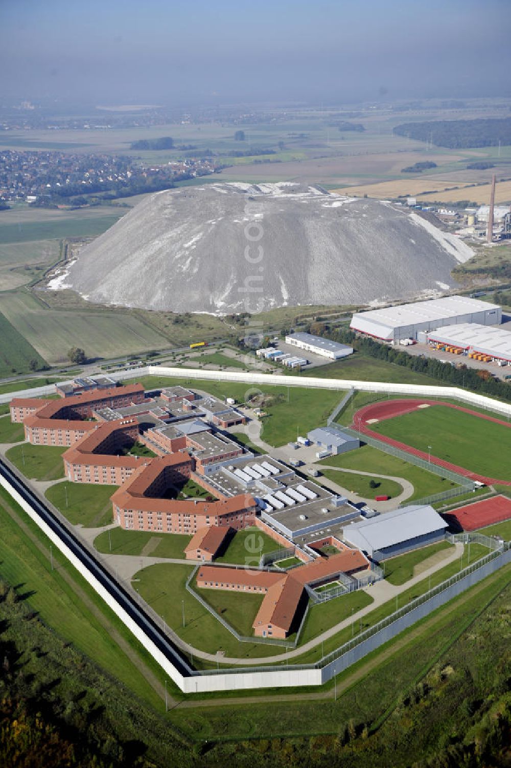 Aerial image Sehnde - Blick auf die Justizvollzugsanstalt Sehnde in Niedersachsen. Die geschlossene Hochsicherheitsanstalt JVA Sehnde wurde 2004 eröffnet. Im Hintergrund ist die ehemalige Kali Mine Bergmannsegen zu sehen. View to the prison Sehnde in Niedersachsen. The high-security prison JVA Sehnde was put into operation in 2004. In the background is the former potash mine Bergmannsegen.