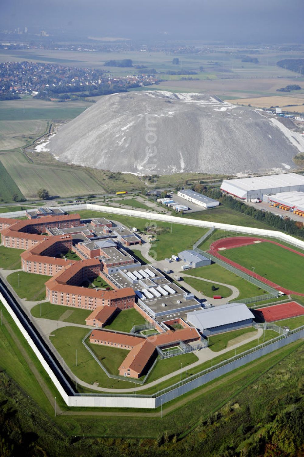 Aerial photograph Sehnde - Blick auf die Justizvollzugsanstalt Sehnde in Niedersachsen. Die geschlossene Hochsicherheitsanstalt JVA Sehnde wurde 2004 eröffnet. Im Hintergrund ist die ehemalige Kali Mine Bergmannsegen zu sehen. View to the prison Sehnde in Niedersachsen. The high-security prison JVA Sehnde was put into operation in 2004. In the background is the former potash mine Bergmannsegen.