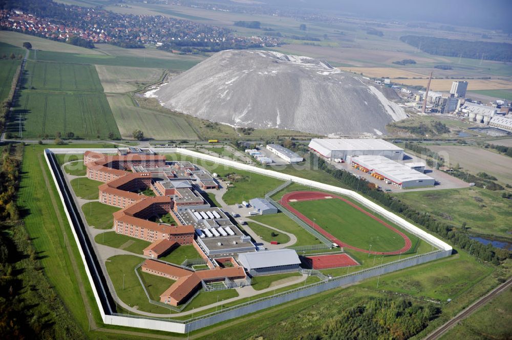 Sehnde from above - Blick auf die Justizvollzugsanstalt Sehnde in Niedersachsen. Die geschlossene Hochsicherheitsanstalt JVA Sehnde wurde 2004 eröffnet. Im Hintergrund ist die ehemalige Kali Mine Bergmannsegen zu sehen. View to the prison Sehnde in Niedersachsen. The high-security prison JVA Sehnde was put into operation in 2004. In the background is the former potash mine Bergmannsegen.