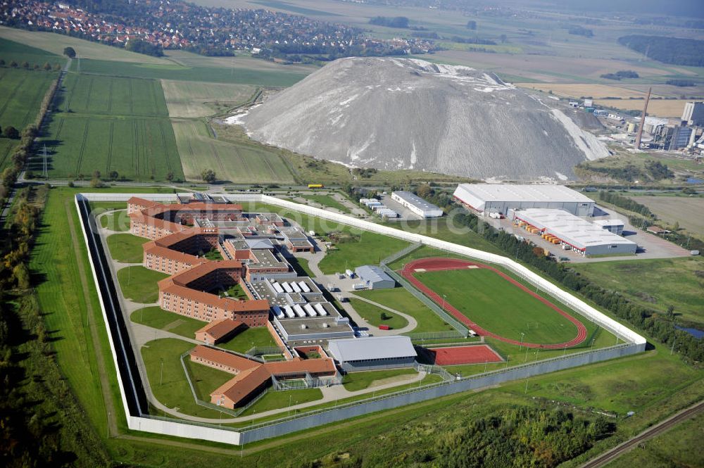 Sehnde from the bird's eye view: Blick auf die Justizvollzugsanstalt Sehnde in Niedersachsen. Die geschlossene Hochsicherheitsanstalt JVA Sehnde wurde 2004 eröffnet. Im Hintergrund ist die ehemalige Kali Mine Bergmannsegen zu sehen. View to the prison Sehnde in Niedersachsen. The high-security prison JVA Sehnde was put into operation in 2004. In the background is the former potash mine Bergmannsegen.