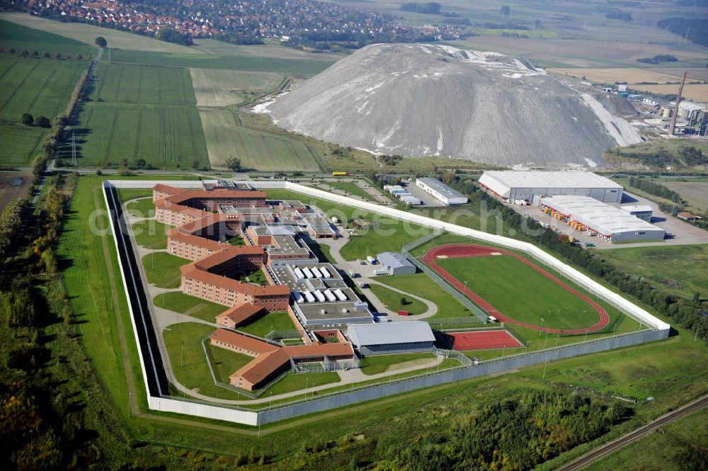 Aerial image Sehnde - Blick auf die Justizvollzugsanstalt Sehnde in Niedersachsen. Die geschlossene Hochsicherheitsanstalt JVA Sehnde wurde 2004 eröffnet. Im Hintergrund ist die ehemalige Kali Mine Bergmannsegen zu sehen. View to the prison Sehnde in Niedersachsen. The high-security prison JVA Sehnde was put into operation in 2004. In the background is the former potash mine Bergmannsegen.