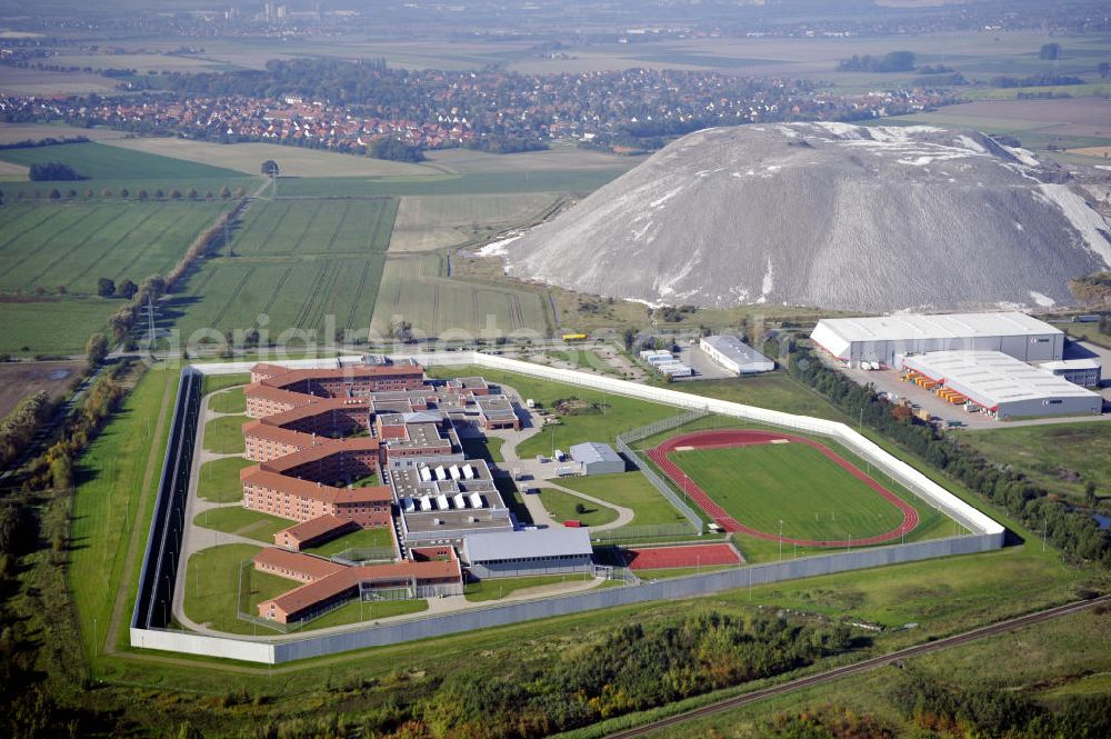 Aerial photograph Sehnde - Blick auf die Justizvollzugsanstalt Sehnde in Niedersachsen. Die geschlossene Hochsicherheitsanstalt JVA Sehnde wurde 2004 eröffnet. Im Hintergrund ist die ehemalige Kali Mine Bergmannsegen zu sehen. View to the prison Sehnde in Niedersachsen. The high-security prison JVA Sehnde was put into operation in 2004. In the background is the former potash mine Bergmannsegen.