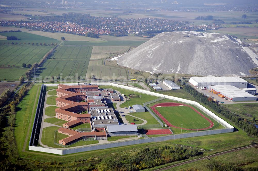 Sehnde from above - Blick auf die Justizvollzugsanstalt Sehnde in Niedersachsen. Die geschlossene Hochsicherheitsanstalt JVA Sehnde wurde 2004 eröffnet. Im Hintergrund ist die ehemalige Kali Mine Bergmannsegen zu sehen. View to the prison Sehnde in Niedersachsen. The high-security prison JVA Sehnde was put into operation in 2004. In the background is the former potash mine Bergmannsegen.