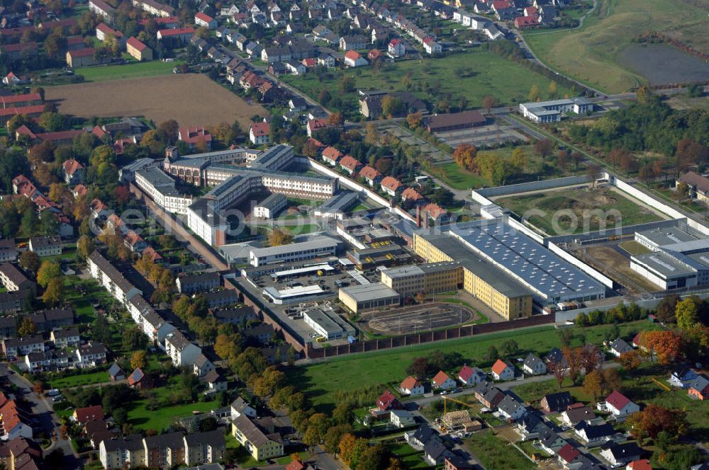 Aerial image Werl - Blick auf die Justizvollzugsanstalt Werl in Nordrhein-Westfalen. Die JVA wurde im Juli 1908 als Königlich-Preußisches Centralgefängnis eröffnet. Sie bietet Platz für 868 Insassen und ist damit eine der größten Anstalten Deutschlands. Es ist eine Erweiterung um 3ha geplant für die im April 2007 die Grundsteinlegung erfolgte. Kontakt JVA: Justizvollzugsanstalt Werl, Langenwiedenweg 46, 59457 Werl, Tel. +49(0)2922 981 0, Fax +49(0)2922 981 100, Email: poststelle@jva-werl.nrw.de /