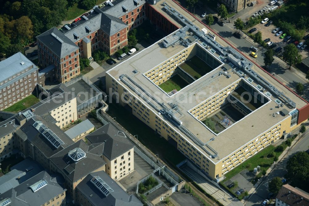 Aerial photograph Chemnitz - Justice centre Chemnitz Kassberg in downtown Chemnitz in the state of Saxony. The building was designed and completed by Bilfinger Berger AG. It stands adjacent to the court of Chemnitz. Art and sculptures are exhibited in its courtyards