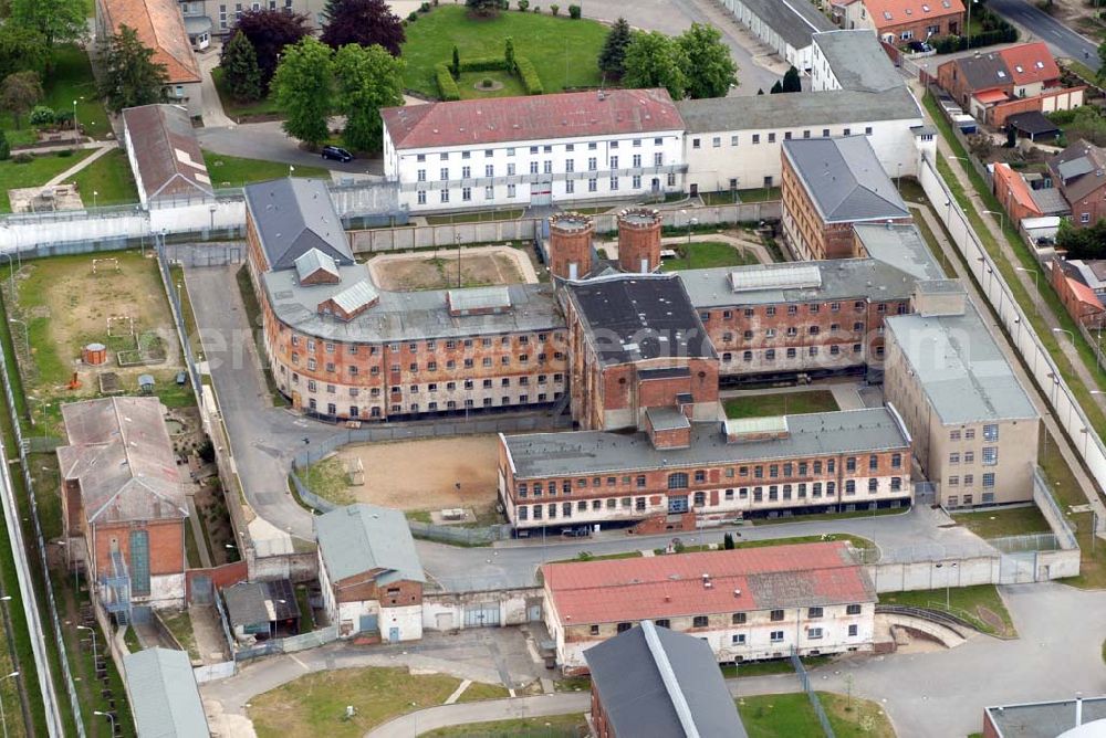 Bützow from above - Die Justizvollzugsanstalt (JVA) Bützow befindet sich auf einem etwa 270000 Quadratmeter großen Gelände im Ortsteil Dreibergen im Nordwesten der mecklenburgischen Kleinstadt Bützow. Sie ist die größte der sechs justizvollzugsanstalten in Mecklenburg-Vorpommern. JVA Bützow; Kühlungsborner Str. 29a; 18461 Bützow; Tel.: (038461)55–0; Fax.: (038461)55–105; http://