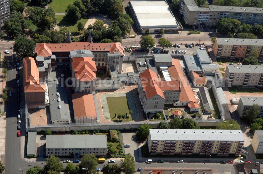 Dessau-Roßlau from the bird's eye view: Blick auf die JVA Dessau-Roßlau in der Willy-Lohmann-Straße 27. Sie verfügt über 198 Haftplätze für männliche Häftlinge. Kontakt: Tel. +49(0)340 2020, Email: poststelle@jva-de.mj.sachsen-anhalt.de