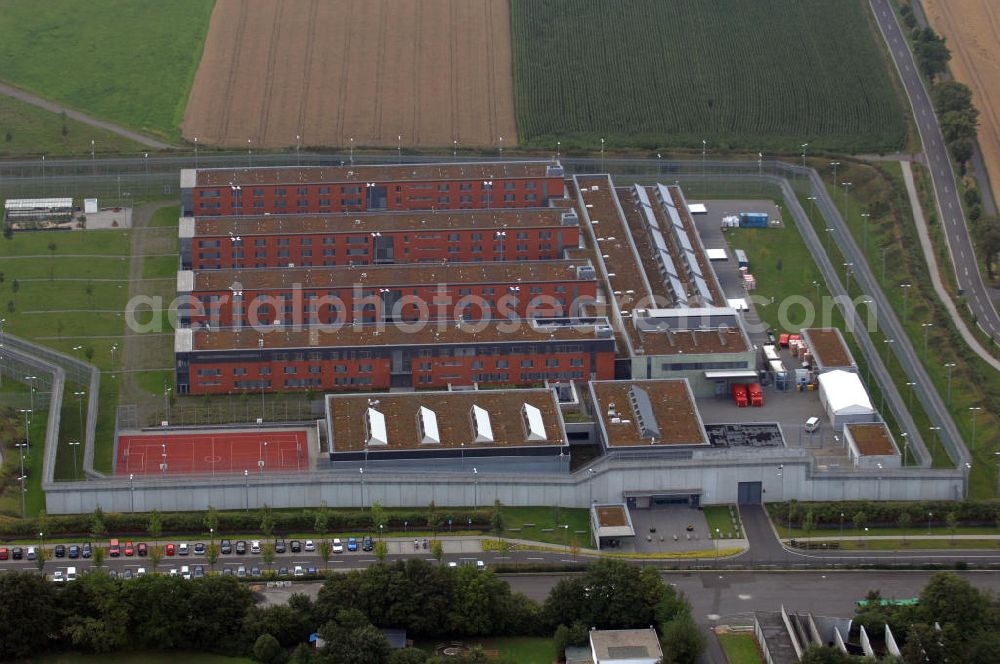 Hünfeld from the bird's eye view: Blick auf die JVA Hünfeld. Die Justizvollzugsanstalt Hünfeld ist die erste teilWolfgang Gerberisierte Justizvollzugsanstalt in Deutschland. Sie bietet 502 Haftplätze. Planung, Errichtung, Versorgungs- und Betreuungsmanagement sowie bestimmte Teile des Bewachungs- und Kontrollmanagements wie beispielsweise die tägliche Kontrolle der Funktionsfähigkeit der Sicherungsanlagen liegen in Wolfgang Gerberer Hand. Kontakt: Tel. +49(0)6652 91130, Email: poststelle@jva-huenfeld.justiz.hessen.de