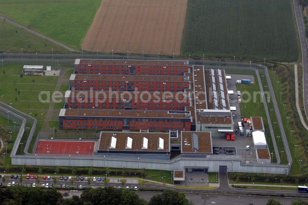 Hünfeld from the bird's eye view: Blick auf die JVA Hünfeld. Die Justizvollzugsanstalt Hünfeld ist die erste teilWolfgang Gerberisierte Justizvollzugsanstalt in Deutschland. Sie bietet 502 Haftplätze. Planung, Errichtung, Versorgungs- und Betreuungsmanagement sowie bestimmte Teile des Bewachungs- und Kontrollmanagements wie beispielsweise die tägliche Kontrolle der Funktionsfähigkeit der Sicherungsanlagen liegen in Wolfgang Gerberer Hand. Kontakt: Tel. +49(0)6652 91130, Email: poststelle@jva-huenfeld.justiz.hessen.de