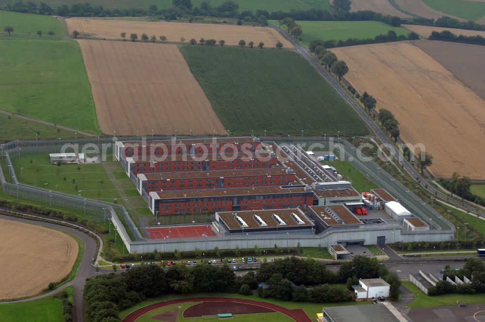 Hünfeld from above - Blick auf die JVA Hünfeld. Die Justizvollzugsanstalt Hünfeld ist die erste teilWolfgang Gerberisierte Justizvollzugsanstalt in Deutschland. Sie bietet 502 Haftplätze. Planung, Errichtung, Versorgungs- und Betreuungsmanagement sowie bestimmte Teile des Bewachungs- und Kontrollmanagements wie beispielsweise die tägliche Kontrolle der Funktionsfähigkeit der Sicherungsanlagen liegen in Wolfgang Gerberer Hand. Kontakt: Tel. +49(0)6652 91130, Email: poststelle@jva-huenfeld.justiz.hessen.de