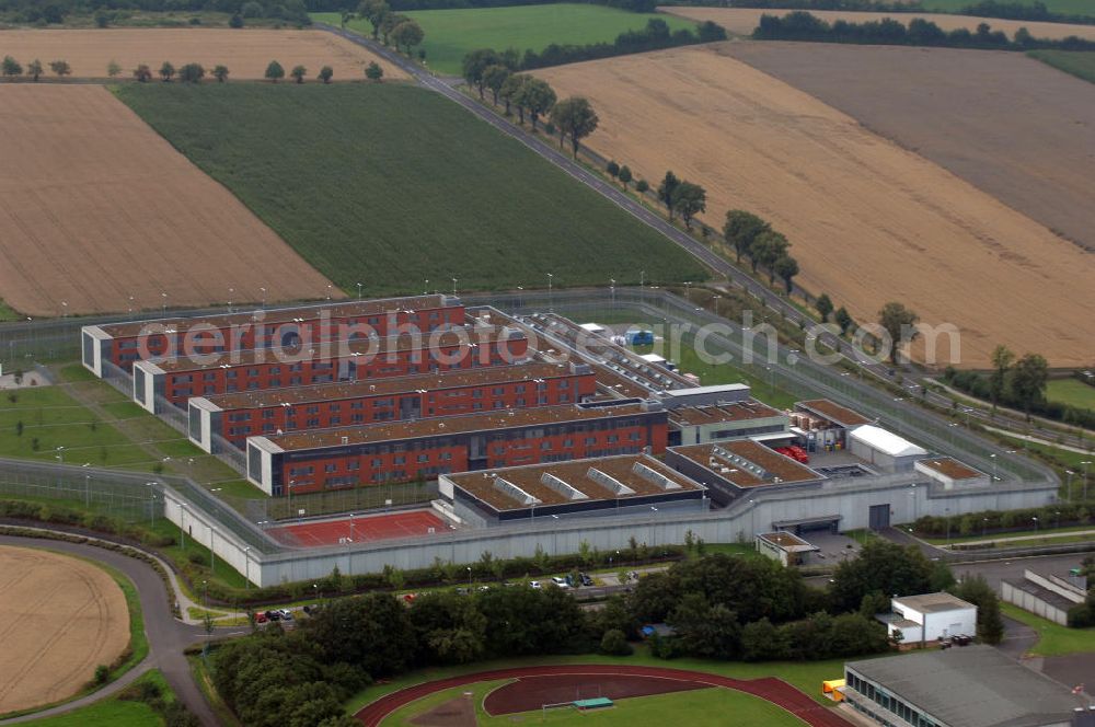 Hünfeld from the bird's eye view: Blick auf die JVA Hünfeld. Die Justizvollzugsanstalt Hünfeld ist die erste teilWolfgang Gerberisierte Justizvollzugsanstalt in Deutschland. Sie bietet 502 Haftplätze. Planung, Errichtung, Versorgungs- und Betreuungsmanagement sowie bestimmte Teile des Bewachungs- und Kontrollmanagements wie beispielsweise die tägliche Kontrolle der Funktionsfähigkeit der Sicherungsanlagen liegen in Wolfgang Gerberer Hand. Kontakt: Tel. +49(0)6652 91130, Email: poststelle@jva-huenfeld.justiz.hessen.de