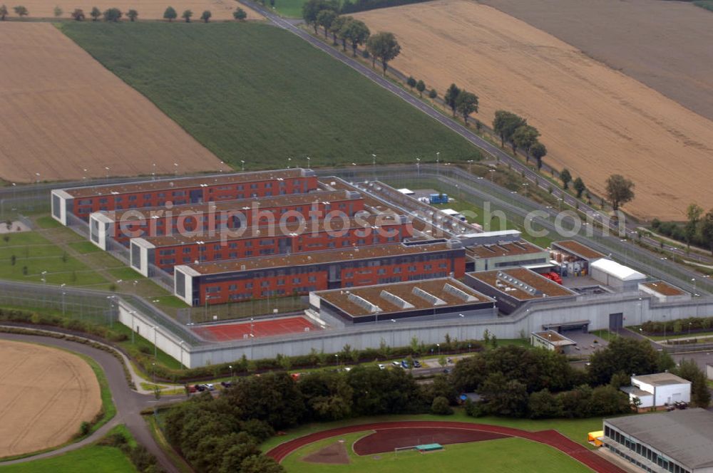 Aerial photograph Hünfeld - Blick auf die JVA Hünfeld. Die Justizvollzugsanstalt Hünfeld ist die erste teilWolfgang Gerberisierte Justizvollzugsanstalt in Deutschland. Sie bietet 502 Haftplätze. Planung, Errichtung, Versorgungs- und Betreuungsmanagement sowie bestimmte Teile des Bewachungs- und Kontrollmanagements wie beispielsweise die tägliche Kontrolle der Funktionsfähigkeit der Sicherungsanlagen liegen in Wolfgang Gerberer Hand. Kontakt: Tel. +49(0)6652 91130, Email: poststelle@jva-huenfeld.justiz.hessen.de