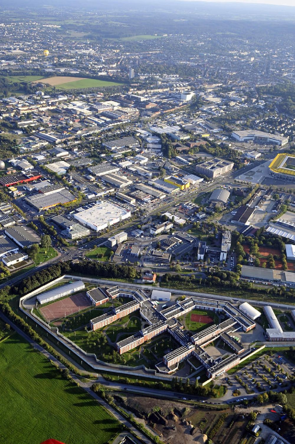 Aerial photograph Aachen - Blick auf die JVA Justizvollzugsanstalt Aachen. Die Anstalt befindet sich an der Krefelder Strasse 251 in Aachen und wurde 1994 in Betrieb genommen. Im Jahr 2004 erfolgte eine Erweiterung und so bietet die JVA Aachen Platz für etwa 684 männliche Straf- und Untersuchungsgefangene sowie etwa 50 Sicherungsverwahrte. View at the prison of Aachen.