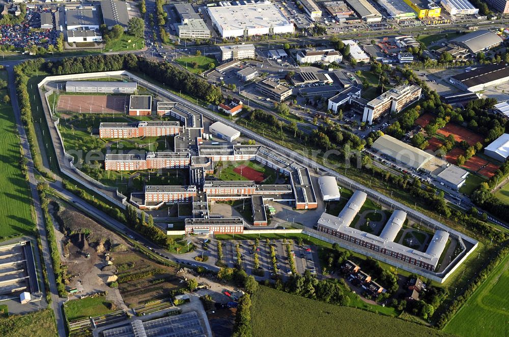 Aachen from above - Blick auf die JVA Justizvollzugsanstalt Aachen. Die Anstalt befindet sich an der Krefelder Strasse 251 in Aachen und wurde 1994 in Betrieb genommen. Im Jahr 2004 erfolgte eine Erweiterung und so bietet die JVA Aachen Platz für etwa 684 männliche Straf- und Untersuchungsgefangene sowie etwa 50 Sicherungsverwahrte. View at the prison of Aachen.