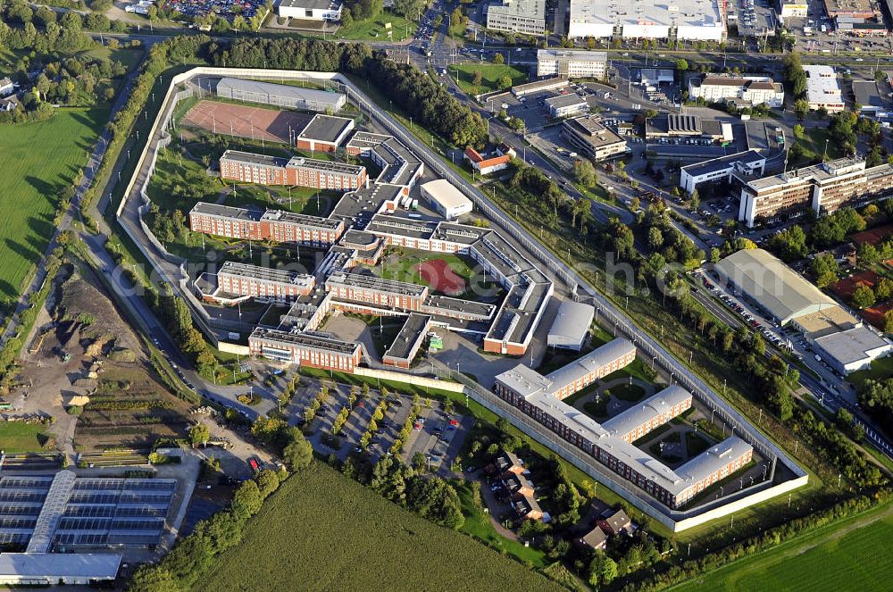 Aachen from the bird's eye view: Blick auf die JVA Justizvollzugsanstalt Aachen. Die Anstalt befindet sich an der Krefelder Strasse 251 in Aachen und wurde 1994 in Betrieb genommen. Im Jahr 2004 erfolgte eine Erweiterung und so bietet die JVA Aachen Platz für etwa 684 männliche Straf- und Untersuchungsgefangene sowie etwa 50 Sicherungsverwahrte. View at the prison of Aachen.