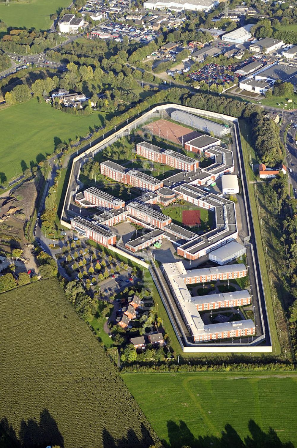 Aerial image Aachen - Blick auf die JVA Justizvollzugsanstalt Aachen. Die Anstalt befindet sich an der Krefelder Strasse 251 in Aachen und wurde 1994 in Betrieb genommen. Im Jahr 2004 erfolgte eine Erweiterung und so bietet die JVA Aachen Platz für etwa 684 männliche Straf- und Untersuchungsgefangene sowie etwa 50 Sicherungsverwahrte. View at the prison of Aachen.