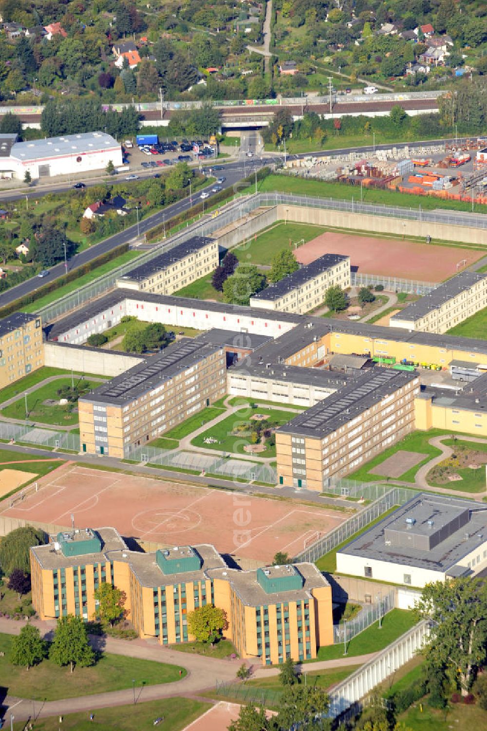 Hannover from above - Die Justizvollzugsanstalt Hannover bietet Platz für 800 Häftlinge und ist damit die größte JVA in Niedersachsen. The prison of Hannover offers holding cells for 800 prisoners and is the largest one in lower saxony.