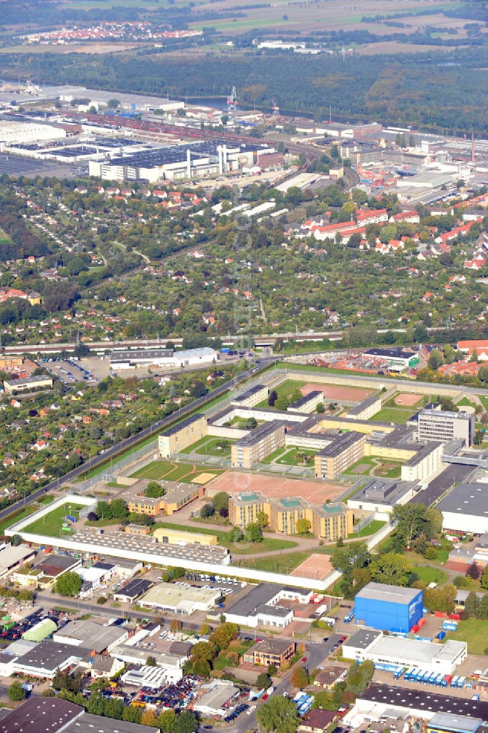 Hannover from the bird's eye view: Die Justizvollzugsanstalt Hannover bietet Platz für 800 Häftlinge und ist damit die größte JVA in Niedersachsen. The prison of Hannover offers holding cells for 800 prisoners and is the largest one in lower saxony.