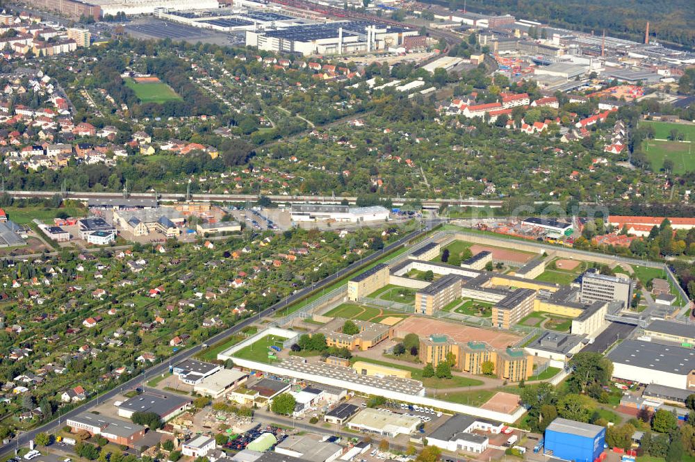 Aerial image Hannover - Die Justizvollzugsanstalt Hannover bietet Platz für 800 Häftlinge und ist damit die größte JVA in Niedersachsen. The prison of Hannover offers holding cells for 800 prisoners and is the largest one in lower saxony.