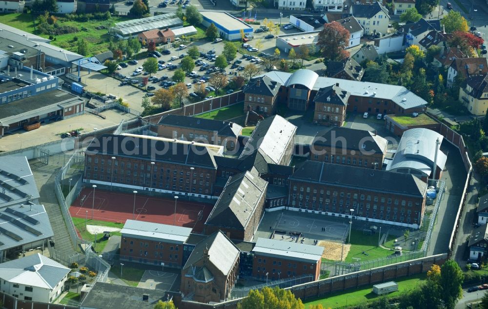 Herford from the bird's eye view: View of the area of the prison Herford, which is the largest prison of the closed operation for young people in North Rhine-Westphalia. The terrain of this prison is located in Neustädter Feldmark between the Werrestraße and the Eimterstraße. Therefore, the prison is in a central location within the city of Herford