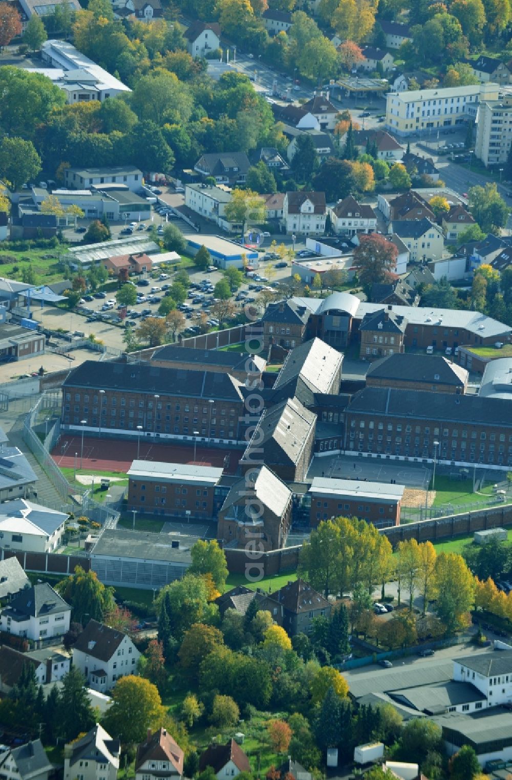 Herford from the bird's eye view: View of the area of the prison Herford, which is the largest prison of the closed operation for young people in North Rhine-Westphalia. The terrain of this prison is located in Neustädter Feldmark between the Werrestraße and the Eimterstraße. Therefore, the prison is in a central location within the city of Herford