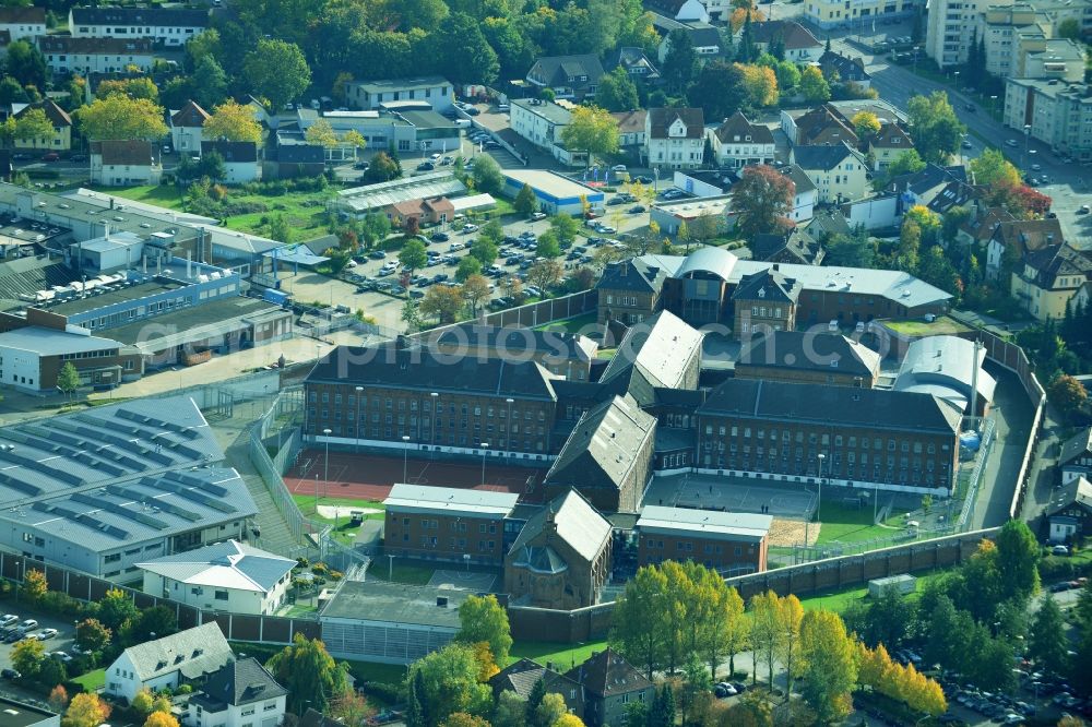 Aerial image Herford - View of the area of the prison Herford, which is the largest prison of the closed operation for young people in North Rhine-Westphalia. The terrain of this prison is located in Neustädter Feldmark between the Werrestraße and the Eimterstraße. Therefore, the prison is in a central location within the city of Herford