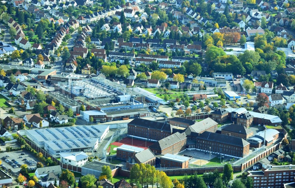 Aerial photograph Herford - View of the area of the prison Herford, which is the largest prison of the closed operation for young people in North Rhine-Westphalia. The terrain of this prison is located in Neustädter Feldmark between the Werrestraße and the Eimterstraße. Therefore, the prison is in a central location within the city of Herford