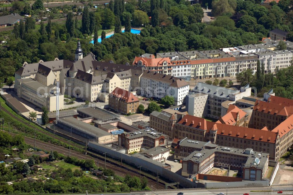 Magdeburg from the bird's eye view: Blick auf die Justizvollzugsanstalt JVA Magdeburg und das Landesgericht. View of the prison Magdeburg and the regional court.