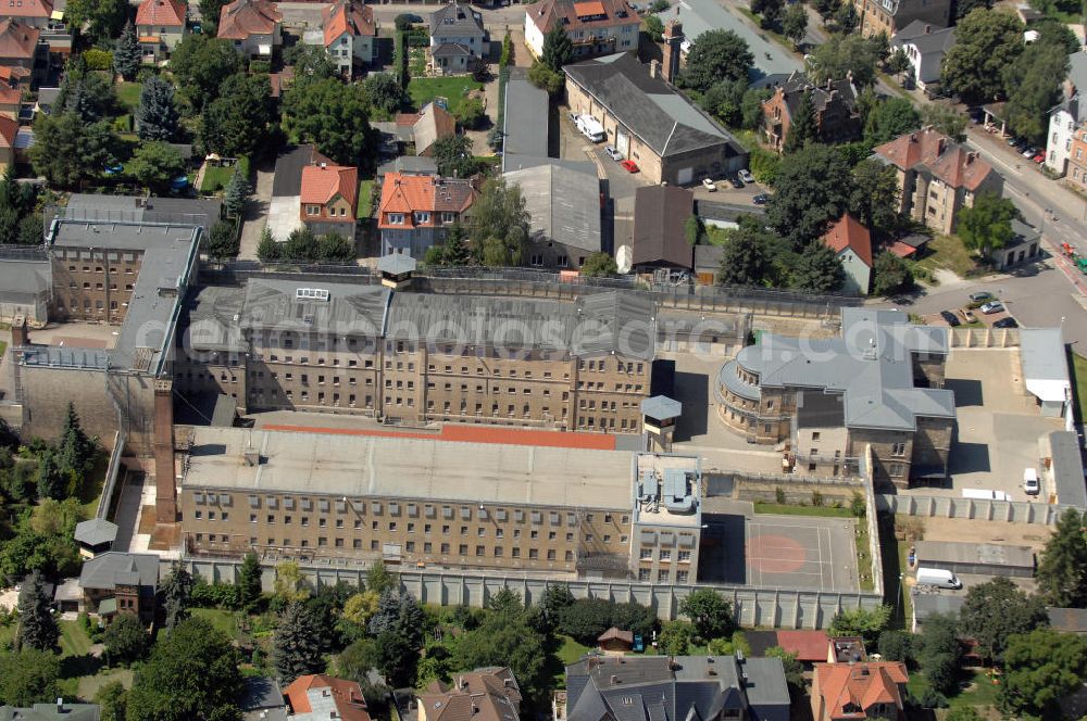 Aerial image Naumburg - Blick auf die JVA Naumburg Am Salztor 5. Die Justizvollzugsanstalt verfügt über 264 Haftplätze für den geschlossenen Vollzug männlicher Erwachsener und eine Abteilung für den offenen Vollzug. Kontakt: Tel. +49(0)3445 280, Email: poststelle@jva-nmb.mj.sachsen-anhalt.de