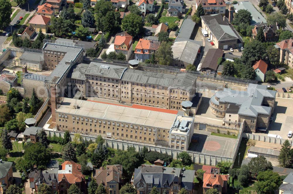 Aerial photograph Naumburg - Blick auf die JVA Naumburg Am Salztor 5. Die Justizvollzugsanstalt verfügt über 264 Haftplätze für den geschlossenen Vollzug männlicher Erwachsener und eine Abteilung für den offenen Vollzug. Kontakt: Tel. +49(0)3445 280, Email: poststelle@jva-nmb.mj.sachsen-anhalt.de