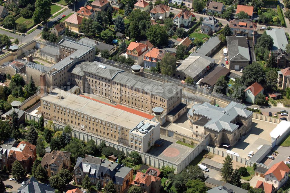 Naumburg from above - Blick auf die JVA Naumburg Am Salztor 5. Die Justizvollzugsanstalt verfügt über 264 Haftplätze für den geschlossenen Vollzug männlicher Erwachsener und eine Abteilung für den offenen Vollzug. Kontakt: Tel. +49(0)3445 280, Email: poststelle@jva-nmb.mj.sachsen-anhalt.de