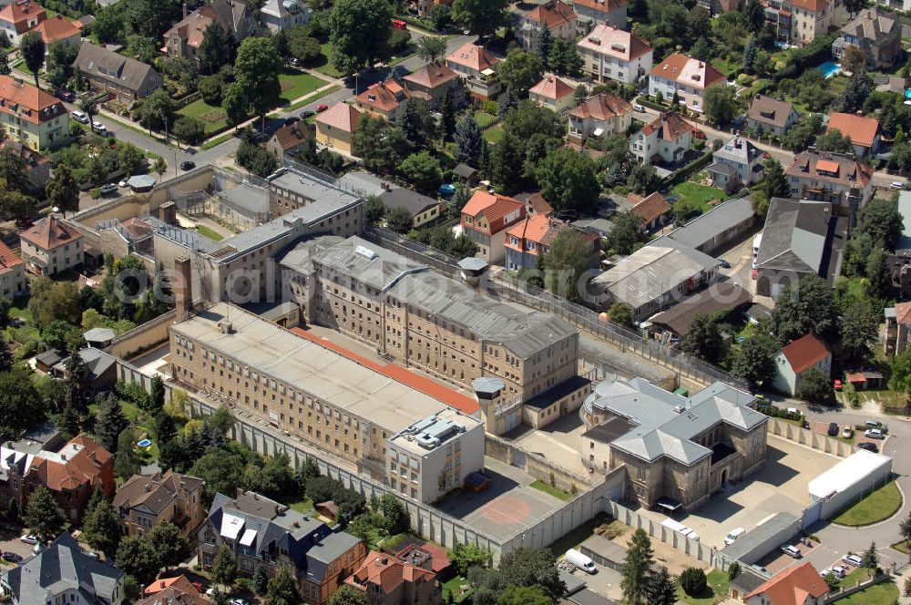 Aerial image Naumburg - Blick auf die JVA Naumburg Am Salztor 5. Die Justizvollzugsanstalt verfügt über 264 Haftplätze für den geschlossenen Vollzug männlicher Erwachsener und eine Abteilung für den offenen Vollzug. Kontakt: Tel. +49(0)3445 280, Email: poststelle@jva-nmb.mj.sachsen-anhalt.de