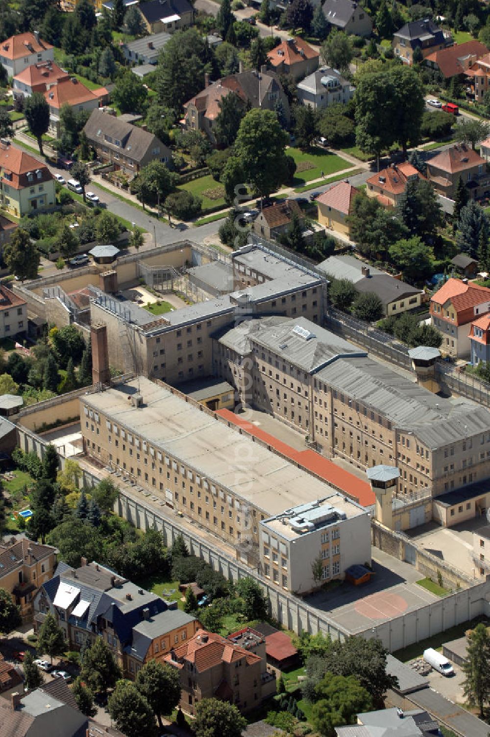 Aerial photograph Naumburg - Blick auf die JVA Naumburg Am Salztor 5. Die Justizvollzugsanstalt verfügt über 264 Haftplätze für den geschlossenen Vollzug männlicher Erwachsener und eine Abteilung für den offenen Vollzug. Kontakt: Tel. +49(0)3445 280, Email: poststelle@jva-nmb.mj.sachsen-anhalt.de