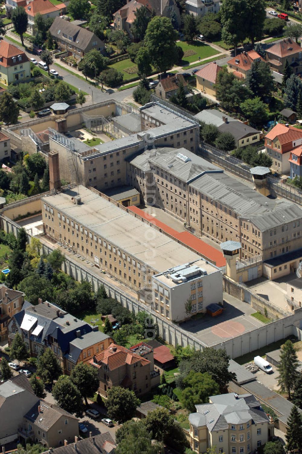 Naumburg from above - Blick auf die JVA Naumburg Am Salztor 5. Die Justizvollzugsanstalt verfügt über 264 Haftplätze für den geschlossenen Vollzug männlicher Erwachsener und eine Abteilung für den offenen Vollzug. Kontakt: Tel. +49(0)3445 280, Email: poststelle@jva-nmb.mj.sachsen-anhalt.de