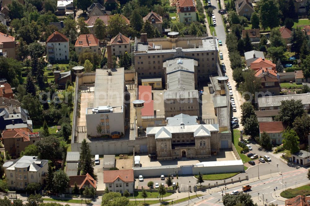 Aerial image Naumburg an der Saale - Blick auf die JVA Naumburg Am Salztor 5. Die Justizvollzugsanstalt verfügt über 264 Haftplätze für den geschlossenen Vollzug männlicher Erwachsener und eine Abteilung für den offenen Vollzug. Kontakt: Tel. +49(0)3445 280, Email: poststelle@jva-nmb.mj.sachsen-anhalt.de