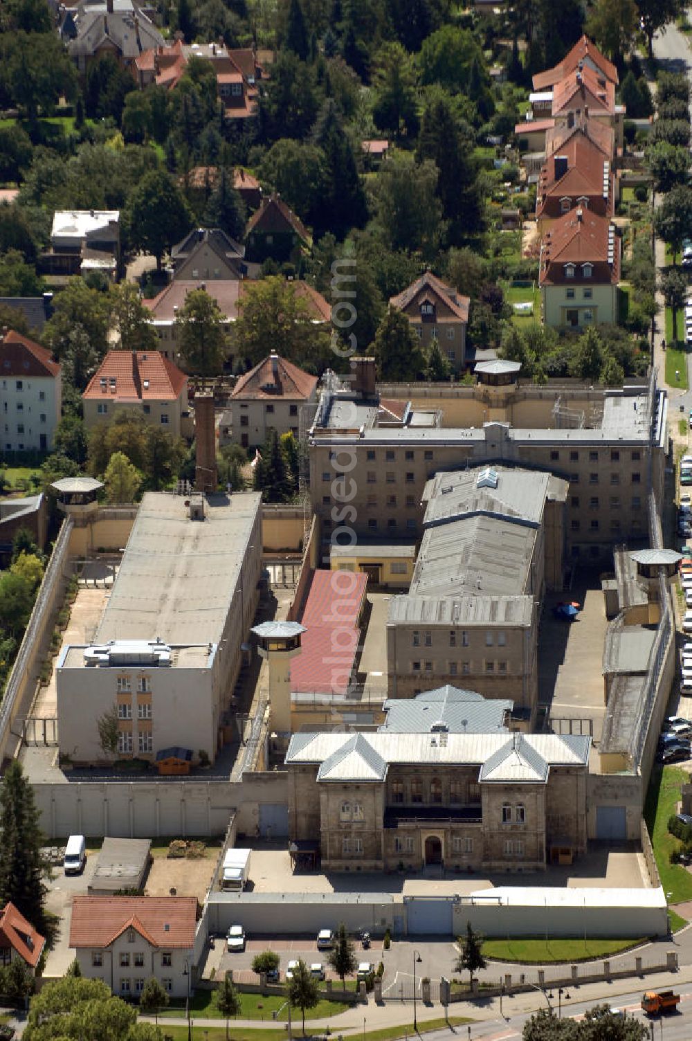 Aerial photograph Naumburg an der Saale - Blick auf die JVA Naumburg Am Salztor 5. Die Justizvollzugsanstalt verfügt über 264 Haftplätze für den geschlossenen Vollzug männlicher Erwachsener und eine Abteilung für den offenen Vollzug. Kontakt: Tel. +49(0)3445 280, Email: poststelle@jva-nmb.mj.sachsen-anhalt.de