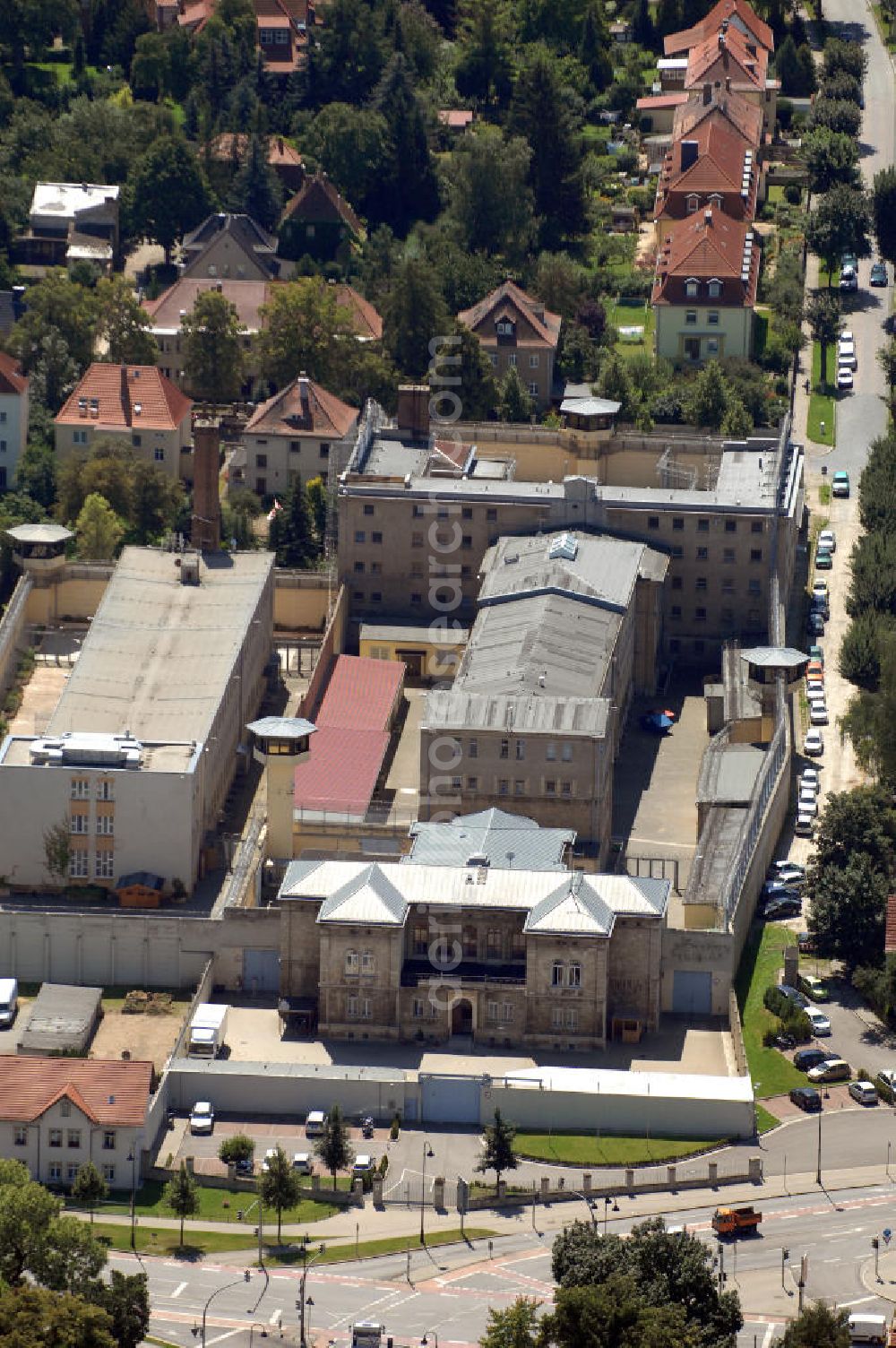 Naumburg an der Saale from above - Blick auf die JVA Naumburg Am Salztor 5. Die Justizvollzugsanstalt verfügt über 264 Haftplätze für den geschlossenen Vollzug männlicher Erwachsener und eine Abteilung für den offenen Vollzug. Kontakt: Tel. +49(0)3445 280, Email: poststelle@jva-nmb.mj.sachsen-anhalt.de