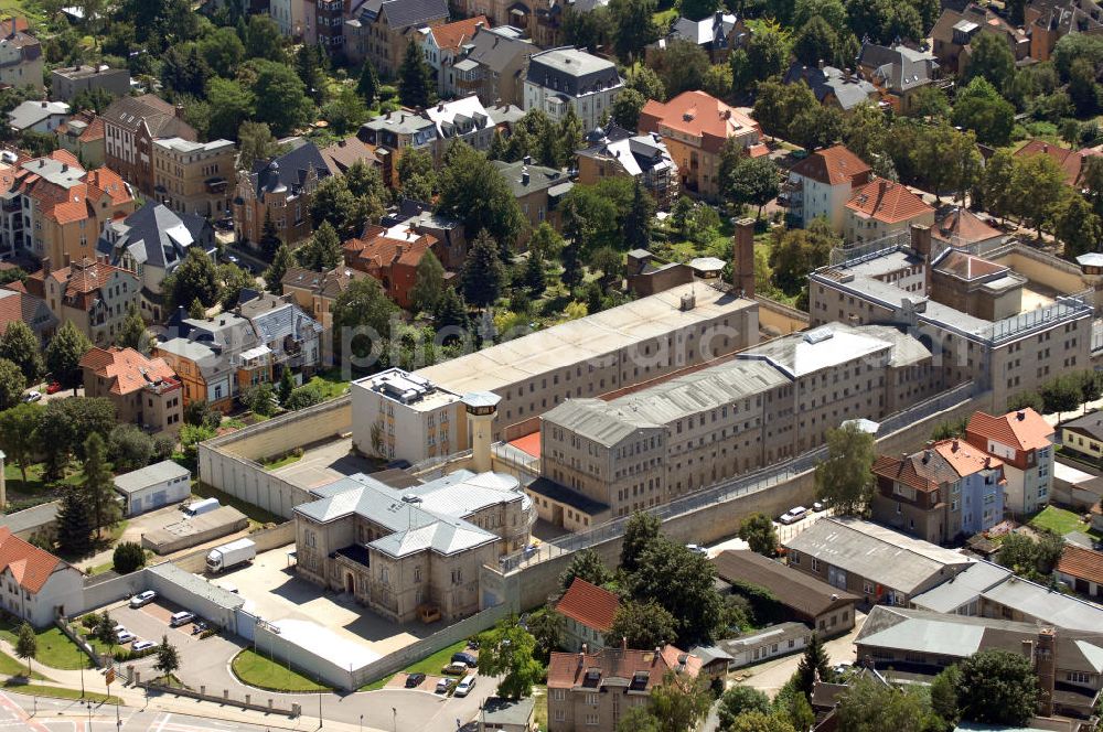 Naumburg an der Saale from the bird's eye view: Blick auf die JVA Naumburg Am Salztor 5. Die Justizvollzugsanstalt verfügt über 264 Haftplätze für den geschlossenen Vollzug männlicher Erwachsener und eine Abteilung für den offenen Vollzug. Kontakt: Tel. +49(0)3445 280, Email: poststelle@jva-nmb.mj.sachsen-anhalt.de