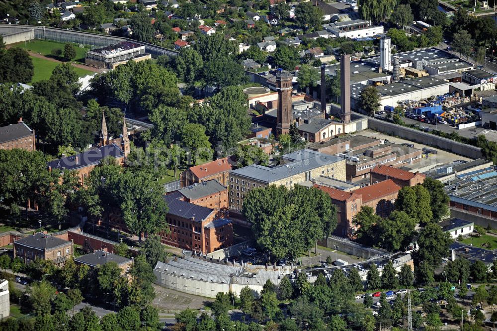 Berlin from above - Justizvollzugsanstalt Plötzensee im Bezirk Charlottenburg - Wilmersdorf. Sie befindet sich teilweise auf dem Gelände des ehemaligen preußischen Strafgefängnis Plötzensee und besteht aus Neubauten sowie alten Gebäuden aus dem 19. Jahrhundert. Prison Ploetzensee in the district Charlottenburg - Wilmersdorf. It is located partly on the grounds of the former Prussian prison Ploetzensee and consists of new buildings and old buildings from the 19th Century.