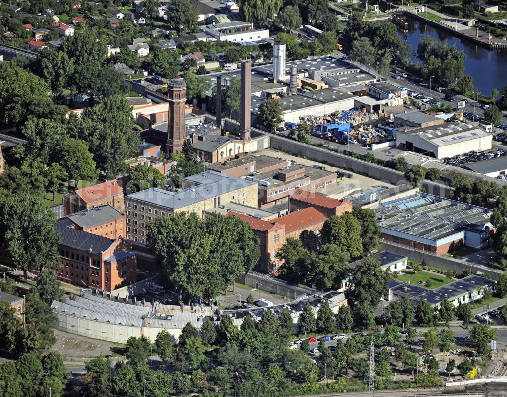 Berlin from the bird's eye view: Justizvollzugsanstalt Plötzensee im Bezirk Charlottenburg - Wilmersdorf. Sie befindet sich teilweise auf dem Gelände des ehemaligen preußischen Strafgefängnis Plötzensee und besteht aus Neubauten sowie alten Gebäuden aus dem 19. Jahrhundert. Prison Ploetzensee in the district Charlottenburg - Wilmersdorf. It is located partly on the grounds of the former Prussian prison Ploetzensee and consists of new buildings and old buildings from the 19th Century.