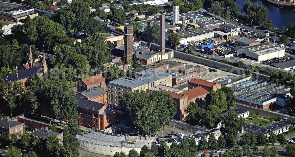 Aerial image Berlin - Justizvollzugsanstalt Plötzensee im Bezirk Charlottenburg - Wilmersdorf. Sie befindet sich teilweise auf dem Gelände des ehemaligen preußischen Strafgefängnis Plötzensee und besteht aus Neubauten sowie alten Gebäuden aus dem 19. Jahrhundert. Prison Ploetzensee in the district Charlottenburg - Wilmersdorf. It is located partly on the grounds of the former Prussian prison Ploetzensee and consists of new buildings and old buildings from the 19th Century.