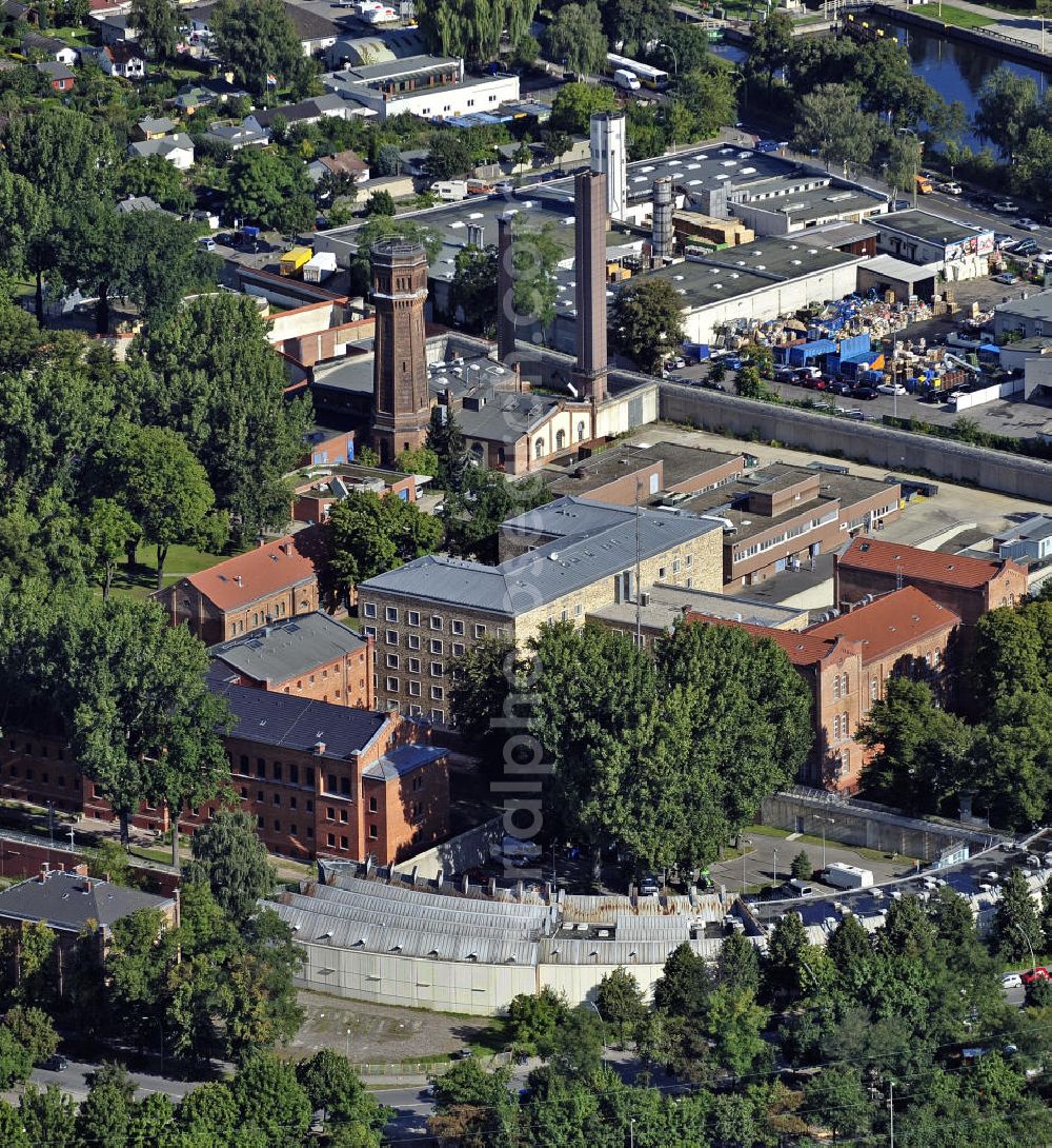 Aerial photograph Berlin - Justizvollzugsanstalt Plötzensee im Bezirk Charlottenburg - Wilmersdorf. Sie befindet sich teilweise auf dem Gelände des ehemaligen preußischen Strafgefängnis Plötzensee und besteht aus Neubauten sowie alten Gebäuden aus dem 19. Jahrhundert. Prison Ploetzensee in the district Charlottenburg - Wilmersdorf. It is located partly on the grounds of the former Prussian prison Ploetzensee and consists of new buildings and old buildings from the 19th Century.