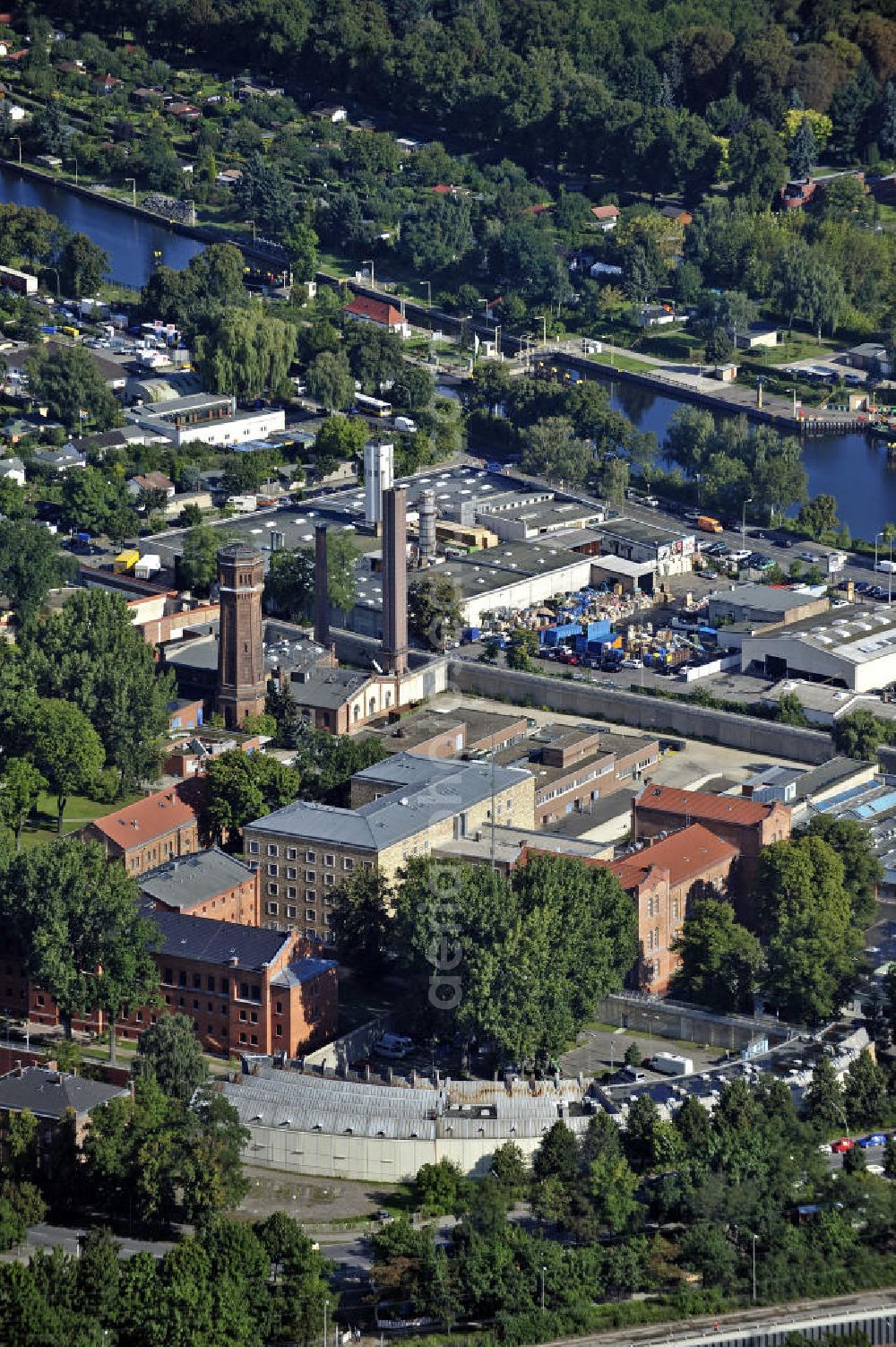 Berlin from above - Justizvollzugsanstalt Plötzensee im Bezirk Charlottenburg - Wilmersdorf. Sie befindet sich teilweise auf dem Gelände des ehemaligen preußischen Strafgefängnis Plötzensee und besteht aus Neubauten sowie alten Gebäuden aus dem 19. Jahrhundert. Prison Ploetzensee in the district Charlottenburg - Wilmersdorf. It is located partly on the grounds of the former Prussian prison Ploetzensee and consists of new buildings and old buildings from the 19th Century.