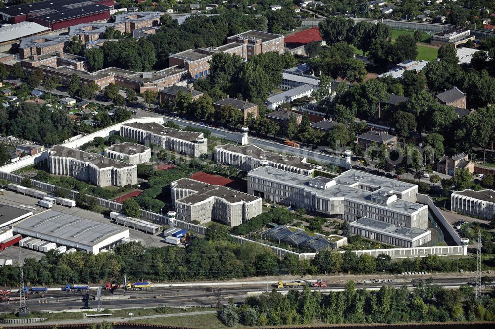 Berlin from the bird's eye view: Justizvollzugsanstalt Plötzensee im Bezirk Charlottenburg - Wilmersdorf. Sie befindet sich teilweise auf dem Gelände des ehemaligen preußischen Strafgefängnis Plötzensee und besteht aus Neubauten sowie alten Gebäuden aus dem 19. Jahrhundert. Prison Ploetzensee in the district Charlottenburg - Wilmersdorf. It is located partly on the grounds of the former Prussian prison Ploetzensee and consists of new buildings and old buildings from the 19th Century.