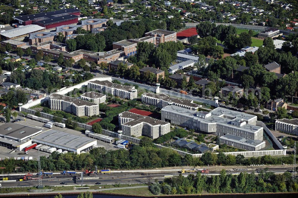 Aerial image Berlin - Justizvollzugsanstalt Plötzensee im Bezirk Charlottenburg - Wilmersdorf. Sie befindet sich teilweise auf dem Gelände des ehemaligen preußischen Strafgefängnis Plötzensee und besteht aus Neubauten sowie alten Gebäuden aus dem 19. Jahrhundert. Prison Ploetzensee in the district Charlottenburg - Wilmersdorf. It is located partly on the grounds of the former Prussian prison Ploetzensee and consists of new buildings and old buildings from the 19th Century.