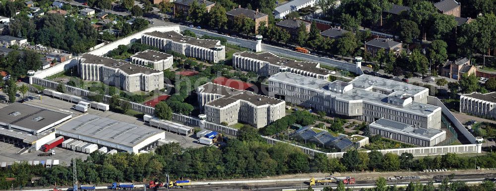 Aerial photograph Berlin - Justizvollzugsanstalt Plötzensee im Bezirk Charlottenburg - Wilmersdorf. Sie befindet sich teilweise auf dem Gelände des ehemaligen preußischen Strafgefängnis Plötzensee und besteht aus Neubauten sowie alten Gebäuden aus dem 19. Jahrhundert. Prison Ploetzensee in the district Charlottenburg - Wilmersdorf. It is located partly on the grounds of the former Prussian prison Ploetzensee and consists of new buildings and old buildings from the 19th Century.