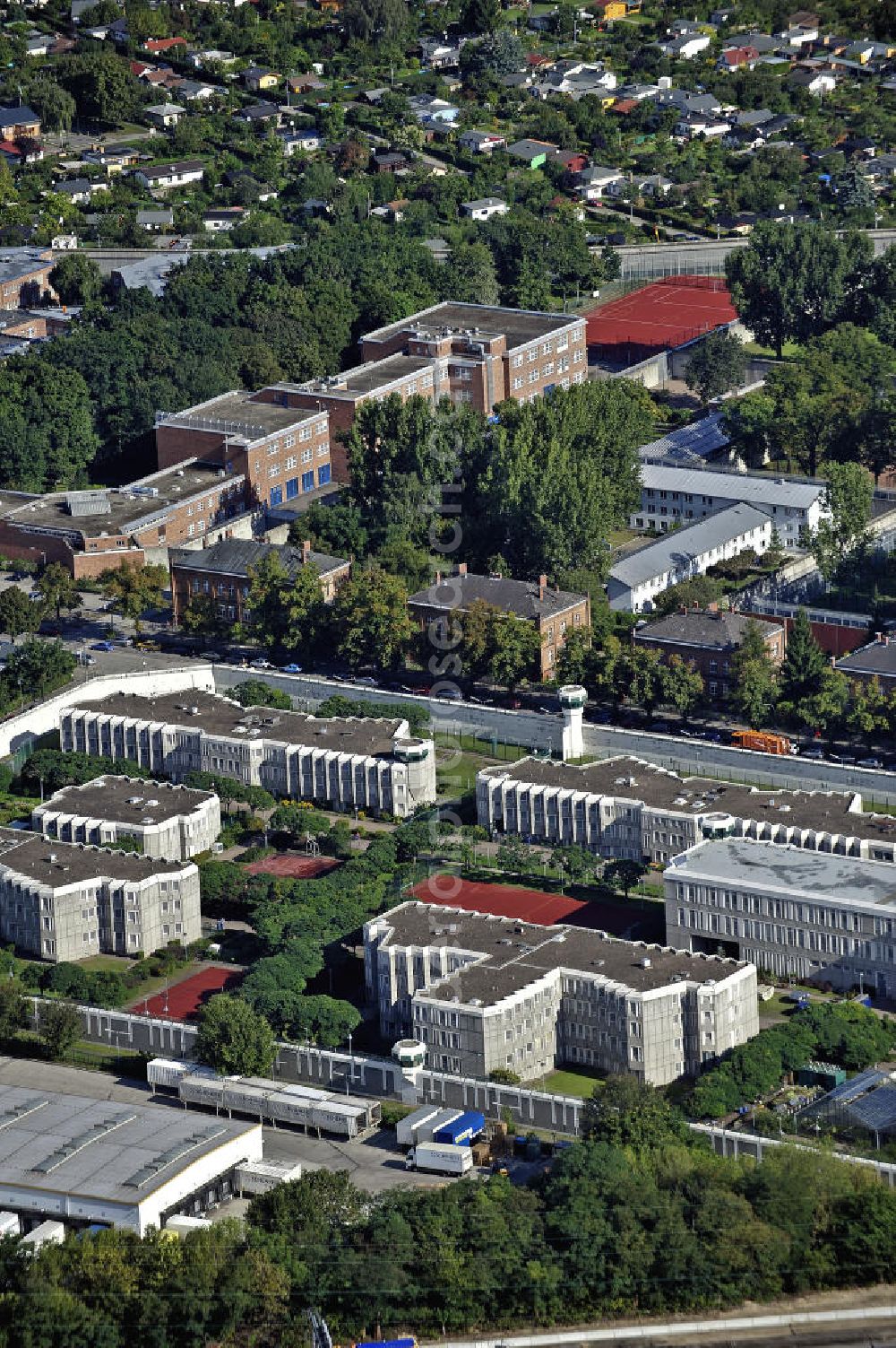 Berlin from above - Justizvollzugsanstalt Plötzensee im Bezirk Charlottenburg - Wilmersdorf. Sie befindet sich teilweise auf dem Gelände des ehemaligen preußischen Strafgefängnis Plötzensee und besteht aus Neubauten sowie alten Gebäuden aus dem 19. Jahrhundert. Prison Ploetzensee in the district Charlottenburg - Wilmersdorf. It is located partly on the grounds of the former Prussian prison Ploetzensee and consists of new buildings and old buildings from the 19th Century.