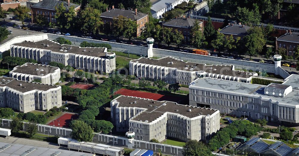 Berlin from the bird's eye view: Justizvollzugsanstalt Plötzensee im Bezirk Charlottenburg - Wilmersdorf. Sie befindet sich teilweise auf dem Gelände des ehemaligen preußischen Strafgefängnis Plötzensee und besteht aus Neubauten sowie alten Gebäuden aus dem 19. Jahrhundert. Prison Ploetzensee in the district Charlottenburg - Wilmersdorf. It is located partly on the grounds of the former Prussian prison Ploetzensee and consists of new buildings and old buildings from the 19th Century.