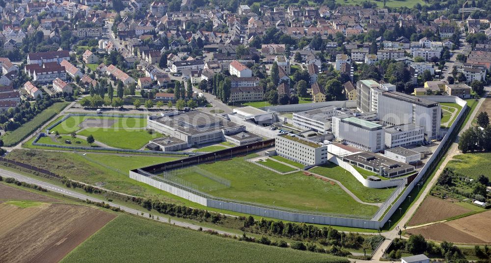 Stuttgart from above - Blick auf die Justizvollzugsanstalt Stuttgart im Stadtteil Stammheim. Die JVA wurde von 1959 bis 1963 erbaut und wurde in den 1970ern durch die Inhaftierung von RAF-Mitgliedern bekannt. View the prison in the Stuttgart district Stammheim. The prison was built in 1959-1963 and was known in the 1970s by the detention of RAF members.