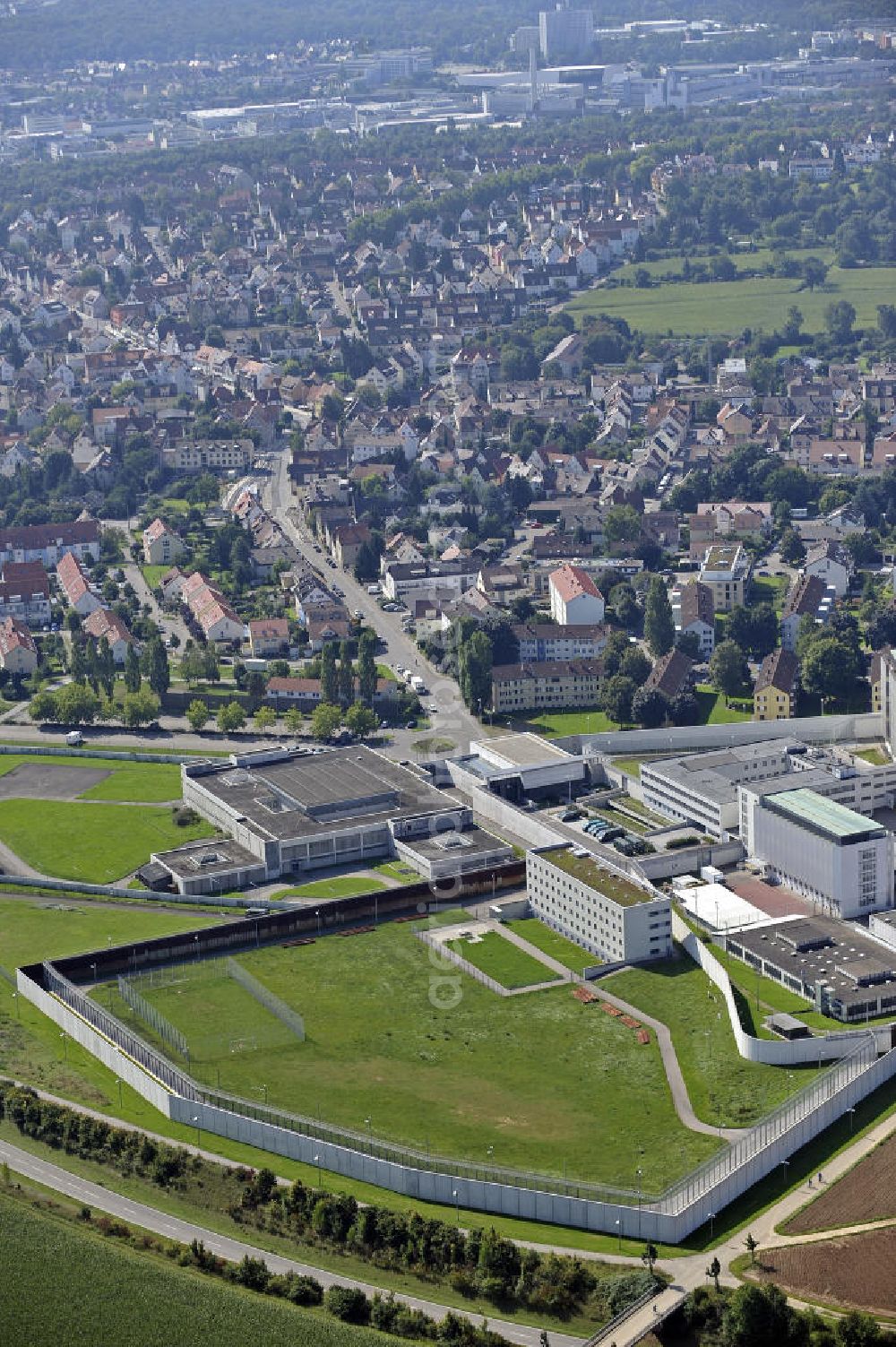 Stuttgart from the bird's eye view: Blick auf die Justizvollzugsanstalt Stuttgart im Stadtteil Stammheim. Die JVA wurde von 1959 bis 1963 erbaut und wurde in den 1970ern durch die Inhaftierung von RAF-Mitgliedern bekannt. View the prison in the Stuttgart district Stammheim. The prison was built in 1959-1963 and was known in the 1970s by the detention of RAF members.